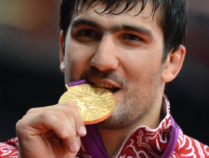  Россиянин Тагир Хайбулаев на церемонии награждения на Олимпиаде в Лондоне. Фото - Владимир Баранов / РИА Новости