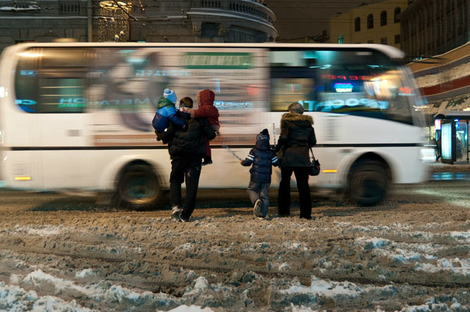 Молодая семья переходит неубранную дорогу Денис Тарасов для ОК