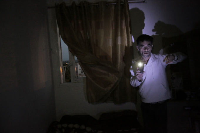 Житель израильского Ашкелона в своей квартире во время воздушной тревоги. Андрей Стенин РИА Новости